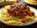 Pyszne spaghetti bolognese z mielonym mięsem, pomidorami i bazylią. Idealne przyprawy do spaghetti podkreślają smak dania.