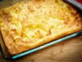 En gyllene, fluffig ugnspannkaka i en glasform, redo att serveras. Ett perfekt ugnspannkaka recept för en mysig fika.