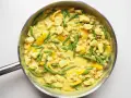 Pyszne danie curry z kurczakiem, fasolką szparagową i ciecierzycą w kremowym sosie.