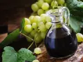 Ciemny płyn w karafce i winogrona. Szukasz, czym zastąpić ocet balsamiczny? Oto inspiracja.
