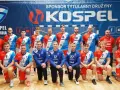 Drużyna Gwardia Koszalin piłka ręczna pozuje do zdjęcia. Zawodnicy w strojach sportowych z numerami na koszulkach.