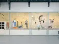 Une fresque de Lucy McKenzie dépeint des personnages sur une carte du monde, avec un grand chat siamois et des échafaudages.