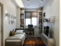 Arredamento moderno per camerette strette e lunghe: letto singolo, scrivania con PC, librerie e TV.