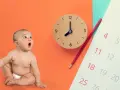 Maluch z otwartymi ustami patrzy w górę, jakby czekał na kolejny 4 skok rozwojowy. Obok zegar i kalendarz z zaznaczonymi dniami.