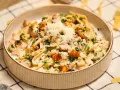 Pyszny makaron w sosie kurkowym z kawałkami kurczaka i posypany parmezanem.