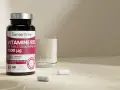 Bouteille de vitamine B12 Santarôme, 1000 µg, avec un verre de lait et des gélules. Idéal pour la vitalité et le système nerveux.