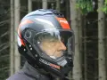Uomo con casco Nolan, simbolo di sicurezza e avventura su due ruote. Il suo significato è protezione per ogni viaggio.