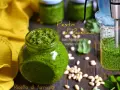Pesto di basilico fatto in casa con frullatore a immersione, un classico della ricetta di famiglia.
