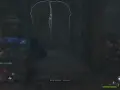 Un mago busca el yelmo de Urtkot en una tumba oscura. Un hechizo azul sale de su varita hacia un objeto.