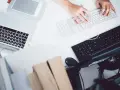 Ręce grafika 3D pracującego przy komputerze. Zastanawiasz się, ile zarabia grafik 3D?