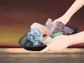 Manos sostienen un plato con cristales de colores, listos para limpiar piedras con sal en luna llena.