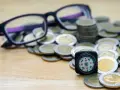 Okulary, monety i kompas symbolizują drogę do uzyskania dofinansowania do okularów.