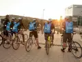 Kurierzy Stuart z plecakami czekają na zlecenia, gotowi do pracy i zarobków.