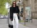 Donna con blazer nero, jeans bianchi e borsa Chanel, un look che aiuta a sembrare più alto.