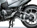 Szczegół tylnego koła i wału kardana w motocyklu Kawasaki. Polecane motocykle z wałem kardana to świetny wybór dla komfortowej jazdy.