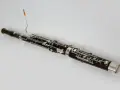 Kontrabasowy fagot, instrument dęty drewniany, większy niż obój, z metalowymi klapami i drewnianym korpusem.