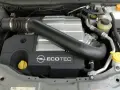 Silnik Ecotec w Oplu Antara. Widoczny jest czarny dolot powietrza, srebrna pokrywa silnika z logo Opla i napisem Ecotec.