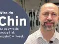 Wiza do Chin: poradnik, jak wypełnić wniosek i na co zwrócić uwagę. Mężczyzna z brodą uśmiecha się.