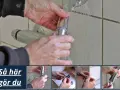 Händer som byter duschslang. En person håller i en duschslang och en kran. Flera små bilder visar steg för steg hur man gör.