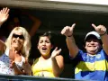 Diego Maradona z kciukami w górę, kibicuje z trybun. Jego niesamowite diego maradona statystyki budzą podziw.