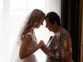 Panna młoda w welonie i mama przytulają się, dzieląc wzruszający błogosławieństwo rodziców.