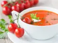Aksamitna zupa pomidorowa z pomidorkami koktajlowymi i natką pietruszki. Zastanawiasz się, ile kalorii ma zupa pomidorowa? Ta wersja jest lekka i zdrowa!