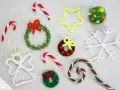 Bunte weihnachtsbasteln ideen: Engel, Sterne, Kränze, Schneeflocken und Zuckerstangen aus Pfeifenreinigern.