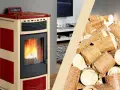 Stufa a pellet accesa e un mucchio di pellet. Per un corretto reset service stufa a pellet, affidati a professionisti.