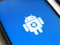 Ikona robota Androida z symbolem odświeżania na niebieskim tle. Oznacza to aktualizacje systemu Android.