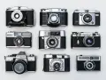 Kolekcja aparatów analogowych, od klasycznych składanych po bardziej zaawansowane modele, świadczy o bogatej historii budowy aparatów cyfrowych.