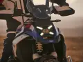 Moto da avventura con sistema telelever e paralever, pronta per esplorare terreni sconosciuti.