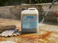 Flacone di acido tamponato per gres, con guanti e spazzola, pronto per pulire il patio.