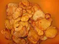 Knusprige, selbstgemachte Kartoffelchips in einer Schüssel. Perfekt zum Knabbern, wenn man Lust hat, Kartoffelchips selber machen.