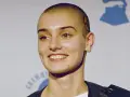 Uśmiechnięta Sinéad O'Connor z ogoloną głową, w czarnej ramonesce. Jej spojrzenie mówi, że nic nie porównuje się do Ciebie.