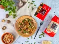 Pyszny makaron sojowy z grzybami shiitake, idealny na szybki obiad. Sprawdź, jakie ma makaron sojowy kcal!