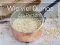 Ein Kupfertopf voller Quinoa, daneben verstreute Körner. Die Frage "Wie viel Quinoa pro Person?" steht im Bild.