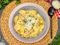 Schmackhafte Tortellini in cremiger Sauce, bestreut mit Parmesan und Petersilie. Perfekt, wenn man sich fragt, welche Sauce zu Tortellini passt.