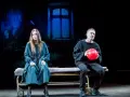 Agata Kulesza w teatrze, siedzi obok mężczyzny z czerwoną piłką.