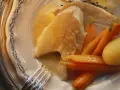 Zart gebratener Hecht mit Karotten und Kartoffeln, serviert in einer cremigen Sauce. Ein köstliches Gericht, das zeigt, wie man Hecht zubereiten kann.
