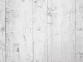 Tavolato in legno sbiancato, con venature evidenti e nodi. Il petrolio bianco su legno crea un effetto rustico e luminoso.