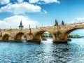 Most znany z atrakcji Czech, Most Karola w Pradze, z wieżą i rzeką Wełtawą.