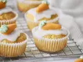 Leckere Karottenmuffins mit Zuckerguss und Marzipan-Karotten, perfekt für ein Osterfest. Dieses Karottenmuffins Rezept ist einfach und gelingt immer.