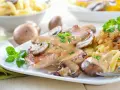 Pyszne eskalopki wieprzowe w sosie grzybowym z kluseczkami i podsmażoną cebulką.