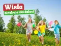 Radosne dzieci biegają po łące pełnej mleczy, trzymając kolorowe balony. Wisła oferuje mnóstwo atrakcji dla dzieci, które sprawią im mnóstwo radości.