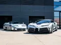 Dwa srebrne Bugatti: klasyczne EB110 i nowoczesne Centodieci, stojące obok siebie.