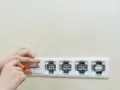Ręce montują gniazdka elektryczne. Dowiedz się, jak podłączyć oświetlenie z gniazdka, wykonując te czynności.