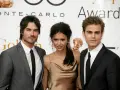 Pamiętniki wampirów obsada: Ian Somerhalder, Nina Dobrev i Paul Wesley pozują na czerwonym dywanie.
