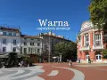 Warna: największe atrakcje miasta, w tym teatr i plac z kawiarniami.