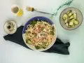 Makarony z łososiem i cukinią, posypane ziołami. Danie wygląda na jedno z najzdrowszych makaronów, idealne na lekki obiad.