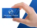 Dłoń trzyma kartę z napisem "Folia Soft-Touch" od FOLLAK, prezentując efekt laminacji.